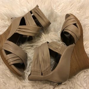 B Makowsky Taupe sandals